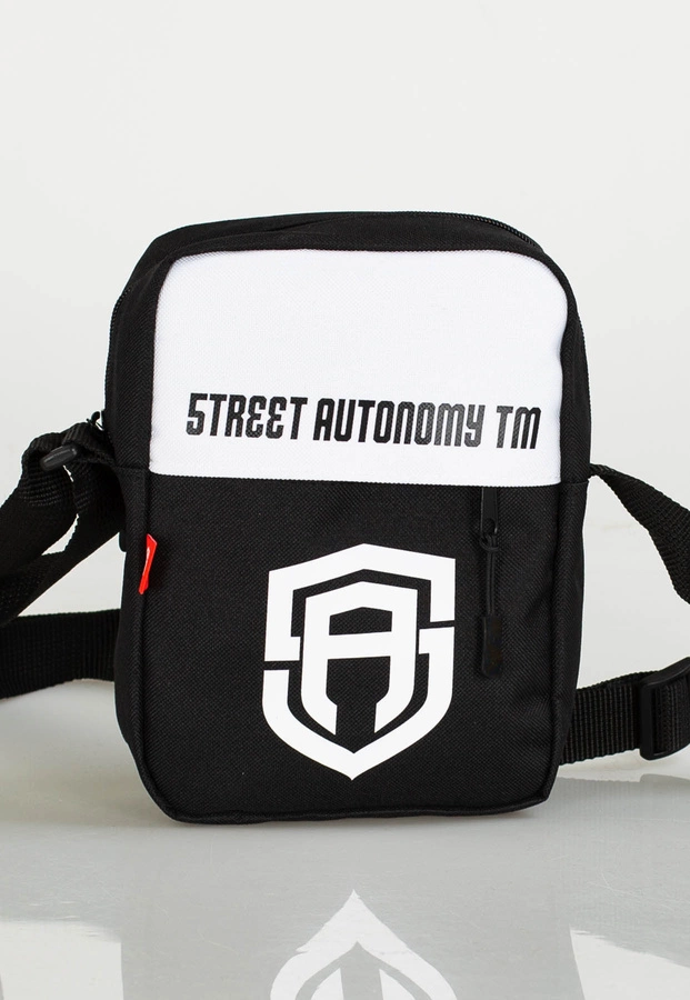 Listonoszka Street Autonomy Digita czarno biała