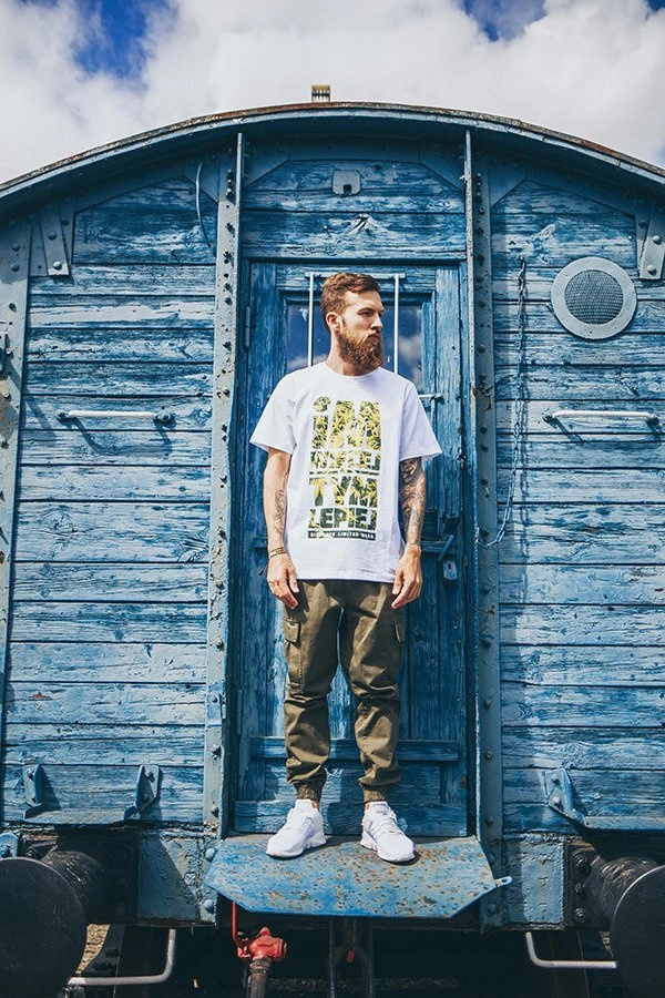 T-shirt Diamante Wear Im WIęcej Tym Lepiej Weed biały