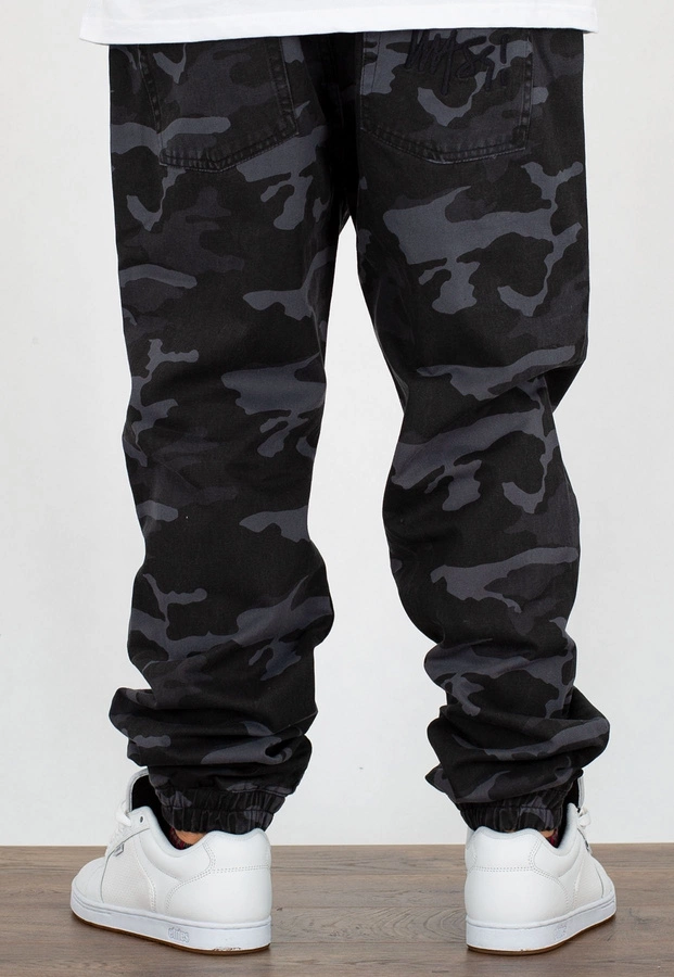 Spodnie Mass Jogger Sneaker Fit Signature czarne camo