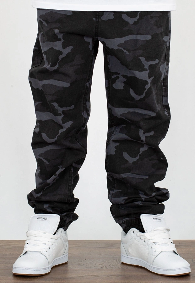 Spodnie Mass Jogger Sneaker Fit Signature czarne camo