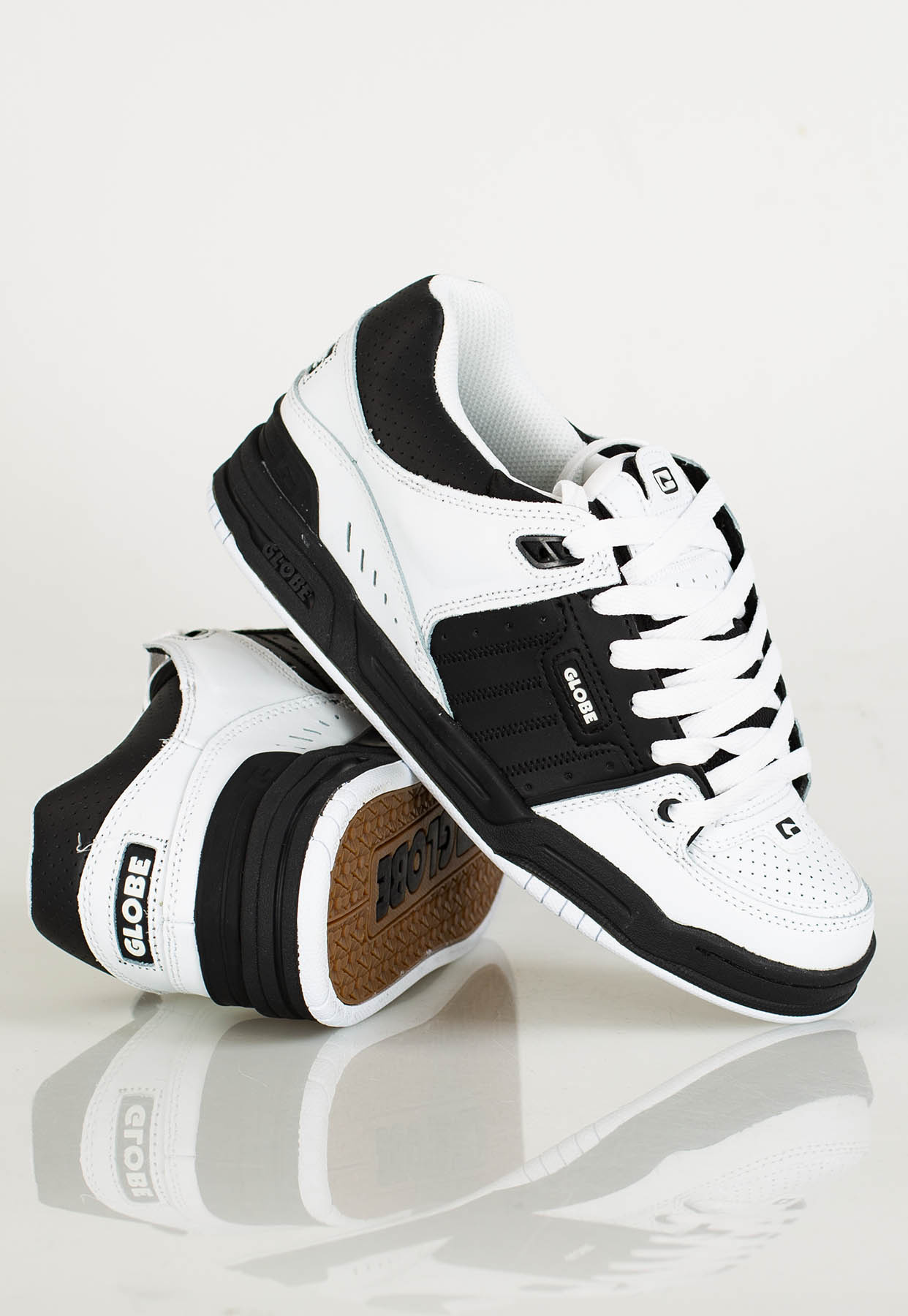 Globe fusion outlet black white