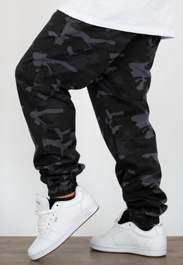 Spodnie Mass Jogger Sneaker Fit Signature czarne camo